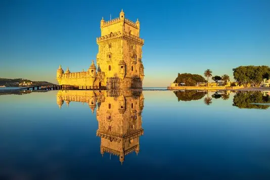 Der Torre de Belém, ein UNESCO-Weltkulturerbe und eines der bekanntesten Wahrzeichen Lissabons, ist ein beeindruckendes Beispiel manuelinischer Architektur. Erbaut im 16. Jahrhundert, diente der Turm ursprünglich als Verteidigungsanlage und als Symbol der portugiesischen Entdeckungsreisen.