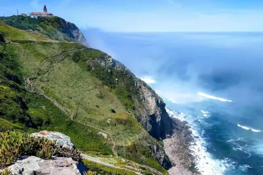 Cabo de Roca, der westlichste Punkt des europäischen Festlandes, ist ein atemberaubendes Ziel für jeden Portugal-Reisenden. Hier treffen dramatische Klippen auf den Atlantischen Ozean und bieten spektakuläre Ausblicke, die in Erinnerung bleiben. 