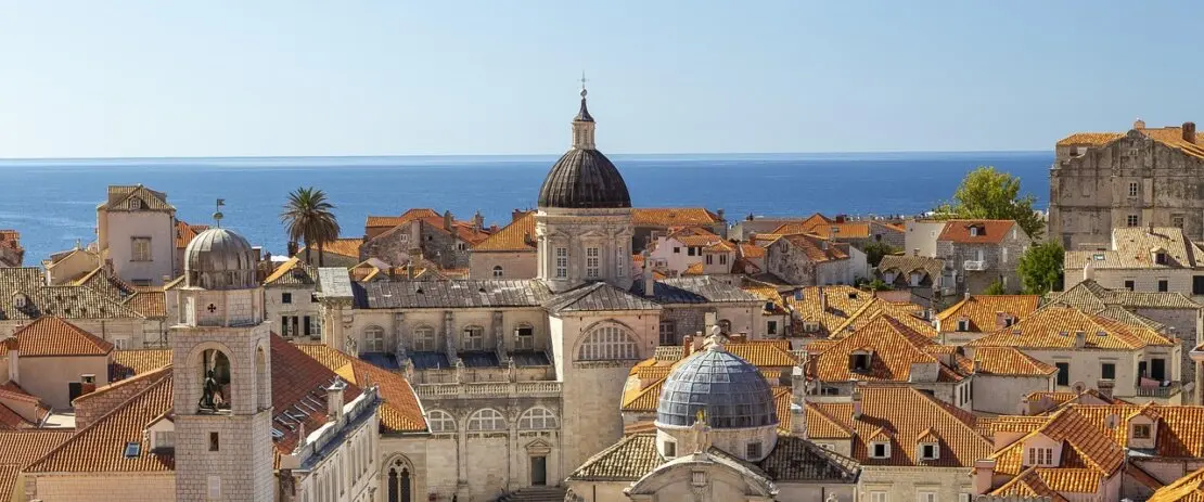 Dubrovnik, oft als die "Perle der Adria" bezeichnet, ist ein faszinierendes Reiseziel, das mit seiner beeindruckenden Altstadt, die zum UNESCO-Weltkulturerbe gehört, Besucher aus aller Welt anzieht. 
