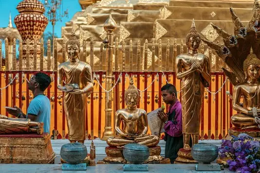 Der Doi Suthep Tempel, auch bekannt als Wat Phra That Doi Suthep, ist eine der bedeutendsten religiösen Stätten Thailands und ein absolutes Muss für jeden Besucher.