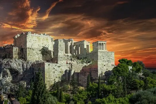 Die Akropolis von Athen ist nicht nur ein architektonisches Meisterwerk, sondern auch ein Symbol der antiken griechischen Zivilisation und ihrer kulturellen Errungenschaften.