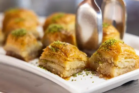 Baklava ist eine der bekanntesten Süßspeisen Griechenlands und ein unverzichtbarer Bestandteil der griechischen Küche. Diese köstliche Leckerei besteht aus dünnen Schichten von Filoteig, die mit einer Mischung aus gehackten Nüssen, Zimt und Zucker gefüllt sind.