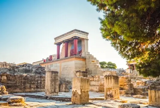 Die Überreste des Palastes von Knossos, eine der bedeutendsten archäologischen Stätten Griechenlands, bieten einen faszinierenden Einblick in die Minoische Zivilisation, die vor über 3.500 Jahren blühte. 