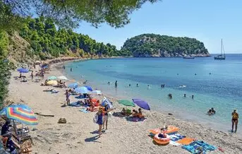 Der Stafylos Strand auf der malerischen Insel Skopelos ist ein wahres Juwel der Ägäis und bietet Besuchern eine atemberaubende Kulisse aus kristallklarem Wasser und üppiger Natur.