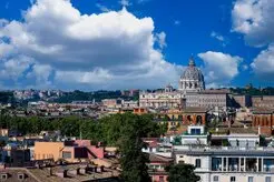 Rom, die ewige Stadt, ist ein absolutes Muss für jeden Italienurlaub! Hier findest du nicht nur atemberaubende Architektur und historische Stätten wie das Kolosseum und die Vatikanstadt, sondern auch ein pulsierendes Leben, das dich sofort in seinen Bann ziehen wird. 