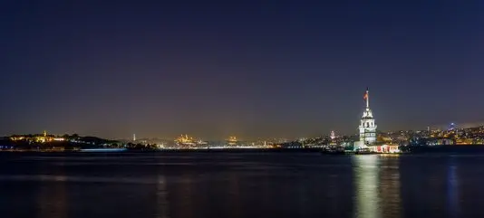 Istanbul bei Nacht entfaltet einen ganz besonderen Zauber, der die Stadt in ein faszinierendes Lichtermeer verwandelt. Die historischen Sehenswürdigkeiten, wie die Hagia Sophia und die Blaue Moschee, erstrahlen in einem beeindruckenden Licht und bieten eine atemberaubende Kulisse für nächtliche Erkundungen.
