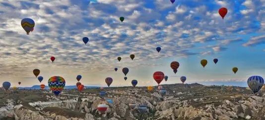 Kappadokien, ein faszinierendes Reiseziel in der Türkei, besticht durch seine atemberaubenden Landschaften, die durch vulkanische Aktivitäten und Erosion entstanden sind. Die surrealen Felsformationen, auch als „Feenkamine“ bekannt, bieten eine einzigartige Kulisse für unvergessliche Erlebnisse.