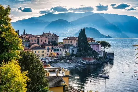 Varenna, ein malerisches Dorf am Ufer des Comer Sees, begeistert Besucher mit seiner charmanten Atmosphäre und atemberaubenden Ausblicken. Die engen, gepflasterten Gassen laden zum Flanieren ein, während die bunten Häuser und prächtigen Villen ein Gefühl von italienischem Flair vermitteln.