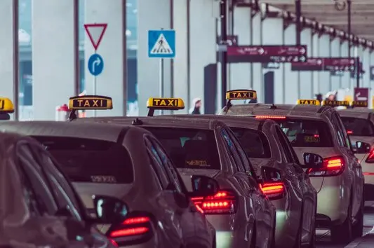 In Griechenland ist das Taxi ein beliebtes und praktisches Fortbewegungsmittel, das Ihnen ermöglicht, die Schönheit des Landes bequem zu erkunden.