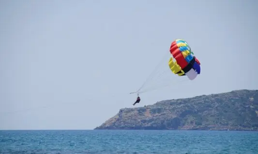 Genießen Sie den Nervenkitzel des Fliegens und die Freiheit, die Ihnen die Höhe bietet, während Sie die Schönheit Griechenlands aus einer einzigartigen Perspektive erleben.