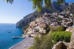 Die Amalfiküste, ein UNESCO-Weltkulturerbe, gilt als eines der schönsten Küstengebiete Italiens und zieht jedes Jahr zahlreiche Besucher an. Mit ihren atemberaubenden Klippen, charmanten Dörfern und dem glitzernden blauen Wasser des Tyrrhenischen Meeres bietet sie eine unvergleichliche Kulisse für einen unvergesslichen Urlaub. 