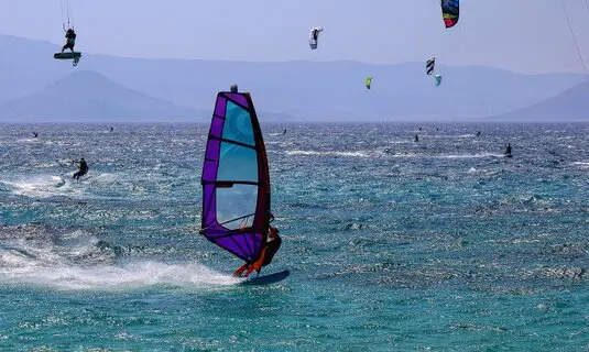 Griechenland bietet einige der besten Bedingungen für Windsurfen in Europa, dank seiner konstanten Winde und malerischen Küstenlinien. Beliebte Spots wie die Strände von Naxos, Paros und Lefkada ziehen Windsurf-Enthusiasten aus aller Welt an.