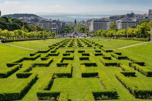Der Parque Eduardo VII in Lissabon ist eine der grünsten Oasen der Stadt und bietet einen atemberaubenden Blick auf die Tejo-Mündung. 
