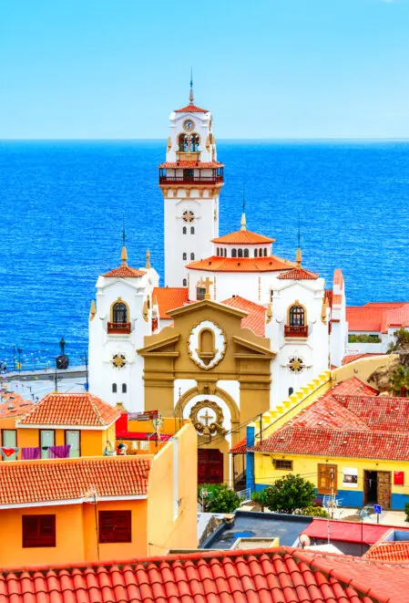Candelaria, ein malerisches Städtchen an der Ostküste Teneriffas, ist nicht nur ein bedeutendes religiöses Zentrum, sondern auch ein beliebtes Ziel für Touristen, die die kanarische Kultur und Geschichte erleben möchten.