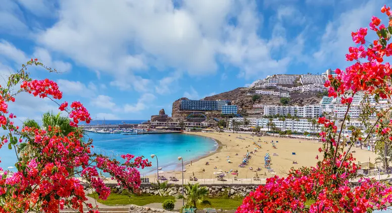 Puerto Rico auf Gran Canaria ist ein wahres Juwel der Kanarischen Inseln, das mit seinem ganzjährig angenehmen Klima und den malerischen Stränden begeistert. Der feine Sandstrand Playa de Puerto Rico bietet ideale Bedingungen für Sonnenanbeter und Wassersportler gleichermaßen.