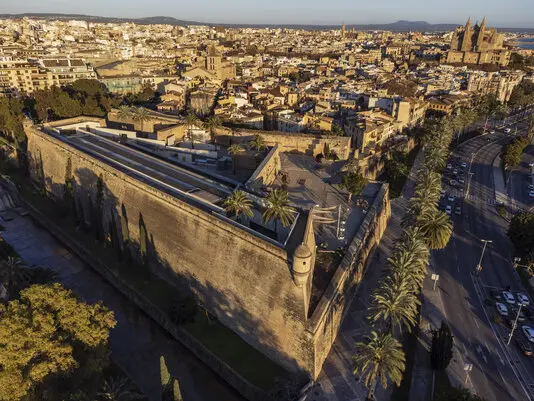 Das Museum Es Baluard in Palma ist ein bedeutendes Kulturzentrum, das sich der zeitgenössischen Kunst widmet und in einem historischen Fort untergebracht ist.